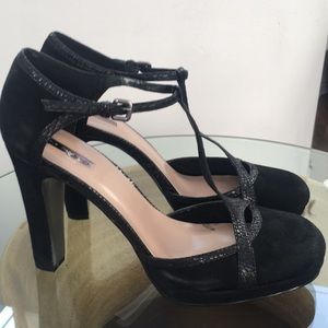 Tahari Angela T- Strap Platform Heels Black 9